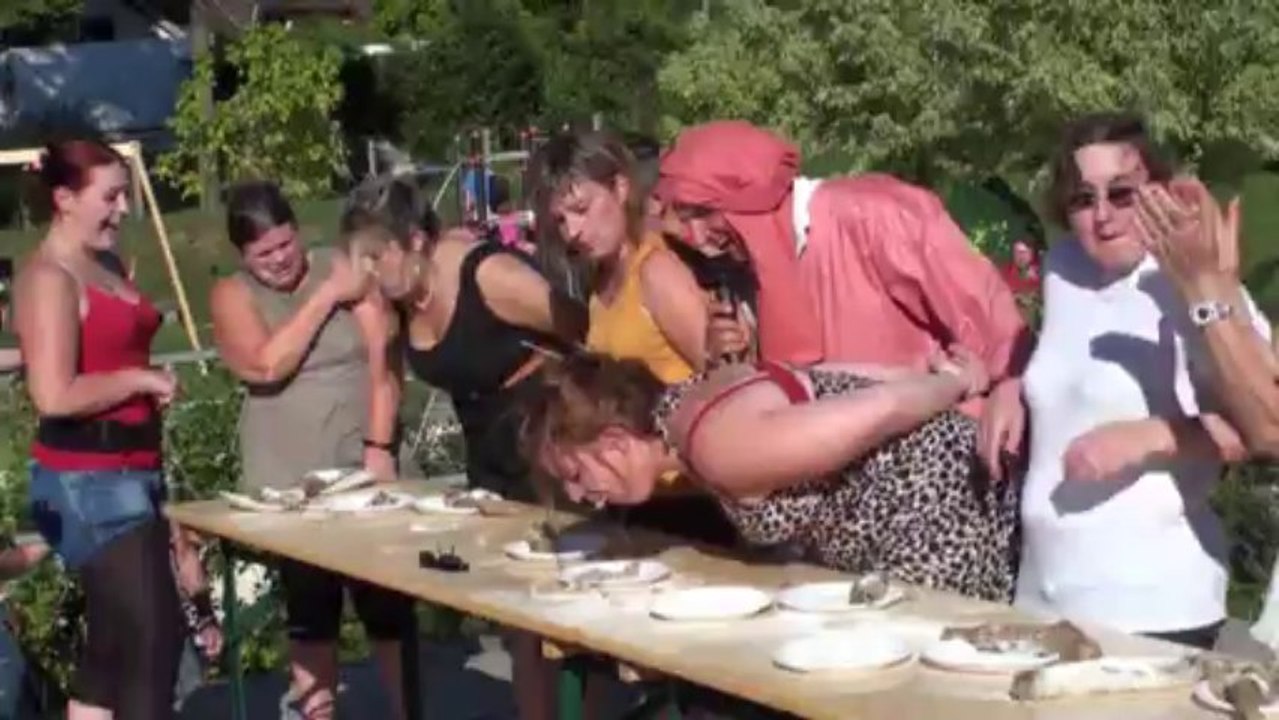 Le concours de la plus rapide mangeuse d’andouilles enfarinées en vidéo