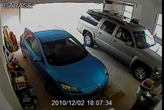 Gros Fail: Sortir la voiture du garage... Femmes au volant!!!