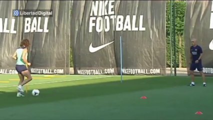 Carles Puyol vuele a tocar el césped después de su lesión