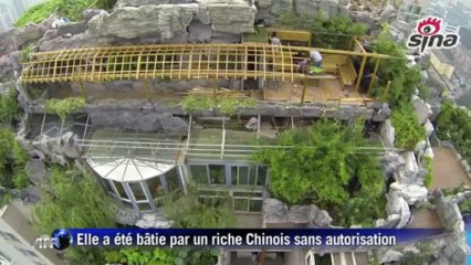 Curieux chantier de démolition au sommet d'une tour de Pékin