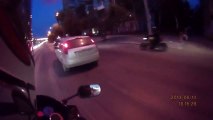 Un motard Russe reçoit une bonne leçon d'un automobiliste