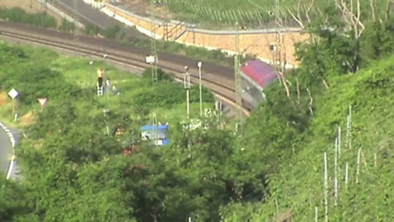 Züge und Schiffe beim Bopparder Hamm am Rhein, MRCE 189, 2x 185, 120, 101, 3x 460