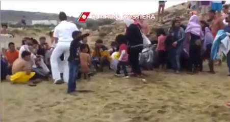 Siracusa, catena umana dei bagnanti per salvare migranti