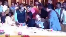 Salman & Shahrukh Hug And Make Up At Baba Siddiqui's iftar party