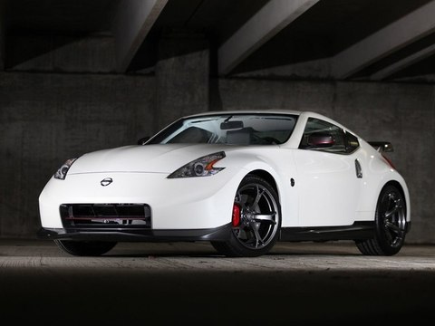 Une Nissan 370Z Nismo dans la nuit parisienne
