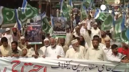 Muslims take to the streets in support of Egypt's Mursi