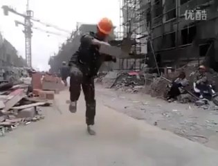 Ouvrier danse sur un chantier
