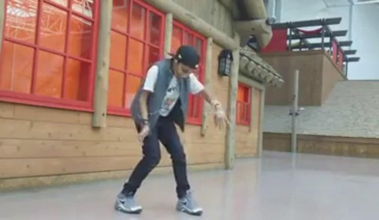Un ado danse le dubstep très bien