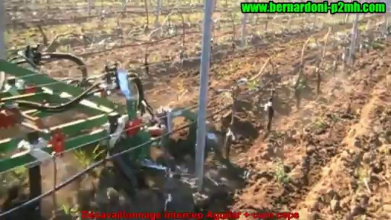 Charrue Intercep Aguilar en décavaillonnage des vignes