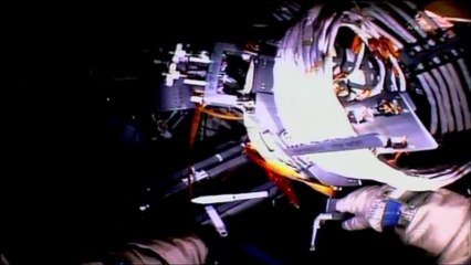 Russos realizam caminhada espacial