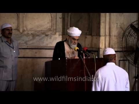 Mawlawi addressing people on the occasion of Eid al-Fitr at Jama Masjid