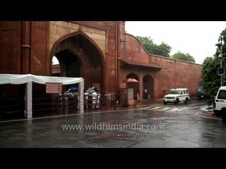 Muslims visited Taj Mahal even in heavy rain on the occasion of Eid - Agra