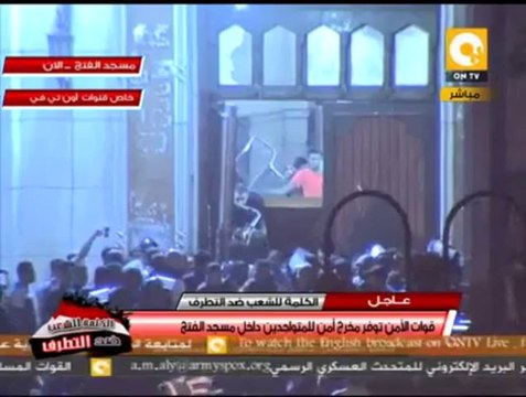 شاهد عيان من أمام مسجد الفتح: قوات الآمن تتفاوض سلميآ مع المحتجزين داخل مسجد الفتح للخروج الأمن