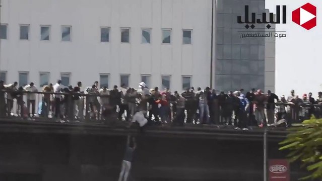 Des supporters de l'ancien président Morsi sautent d'un pont en Egypte pour échapper aux tirs