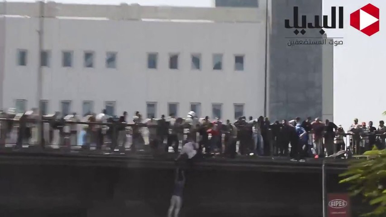 Morsi Supporters JUMPING Off Bridge To Escape G...