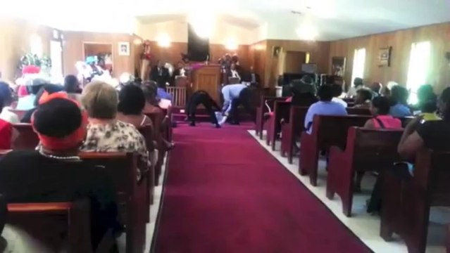 Praise Dancer Praises Into the PulPit... EPIC FAIL!!