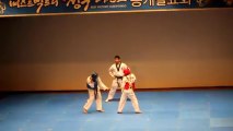 Une démo de taekwondo qui tourne en ballet de danse!! Trop bien fait!!