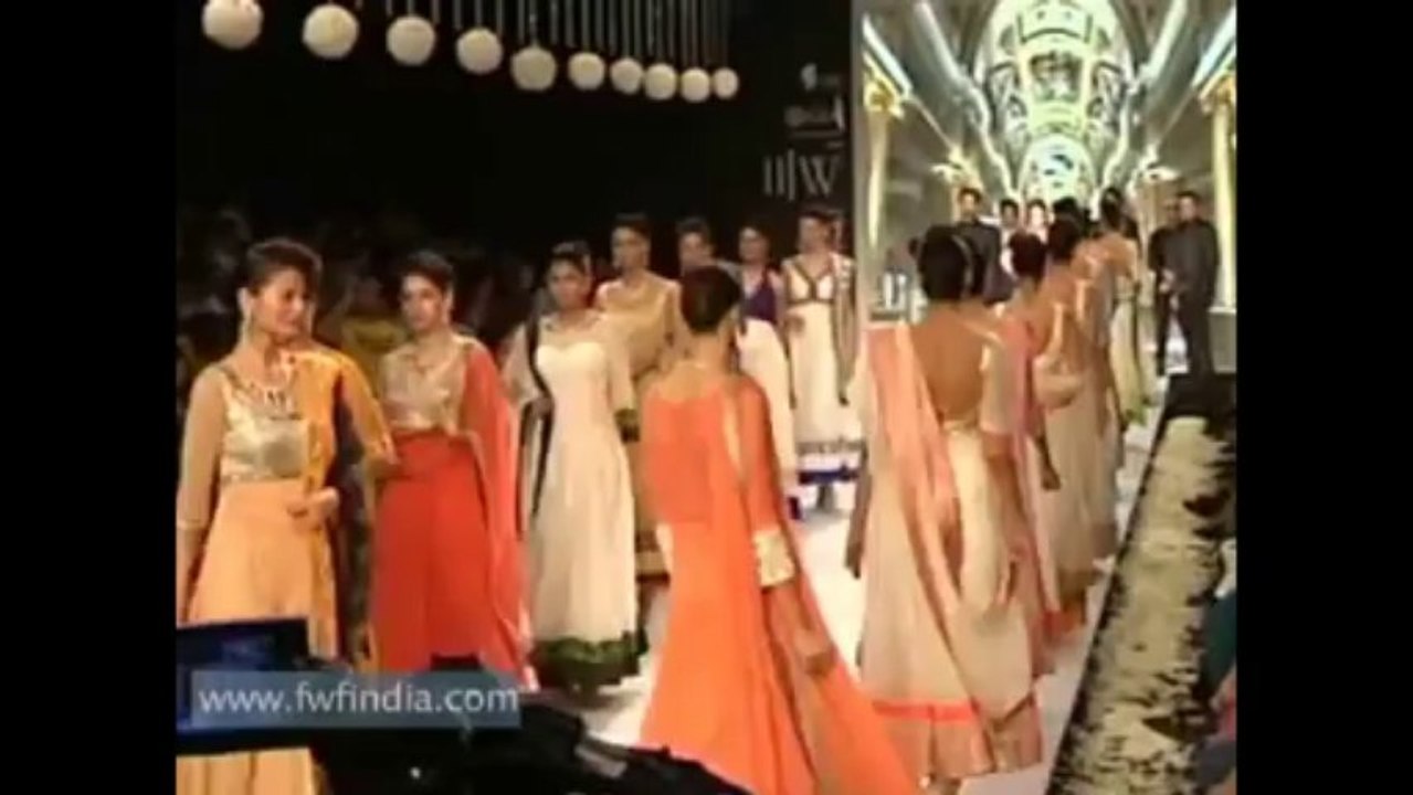 IIJW FASHION AKSHAY AND SHONAKSHI ON THE RAMP T...