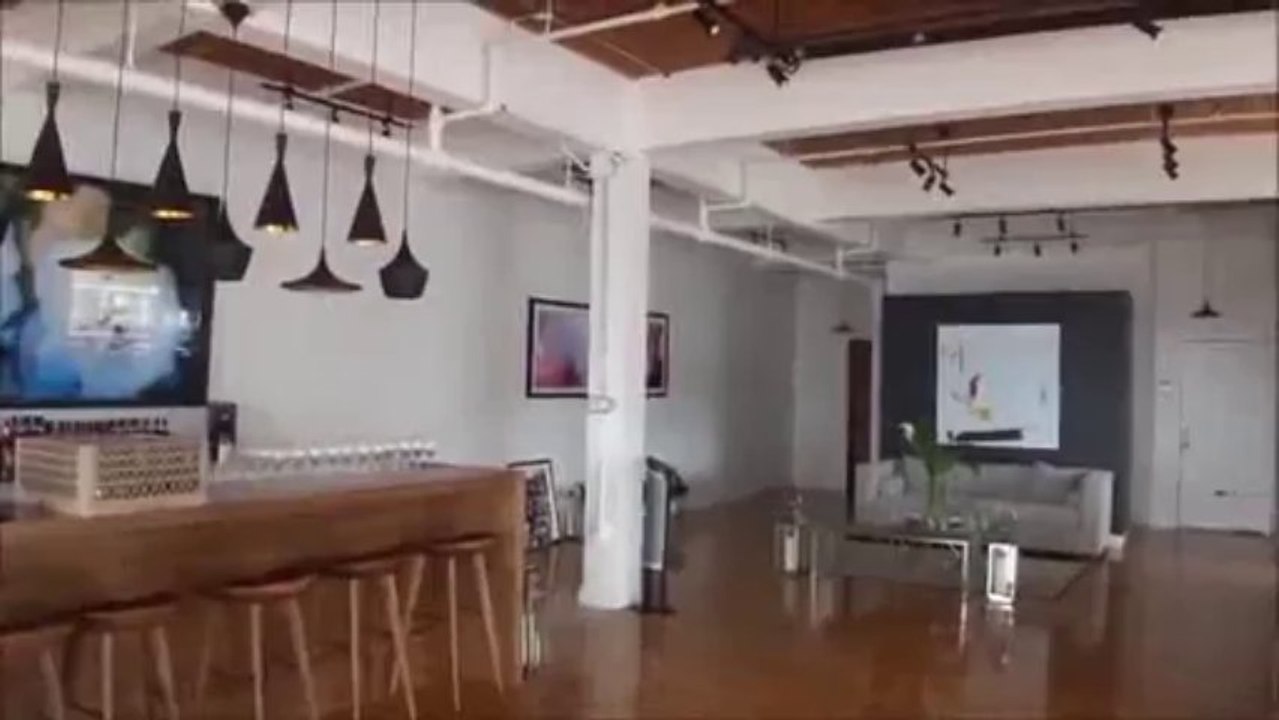 Salle de reception de style loft avec terrasse petite italie