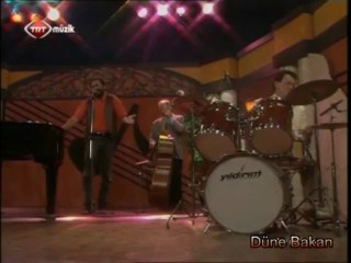 Bora Ayanoğlu  "Güller ve Dudaklar"  ( TRT - Hey Gidi Günler )
