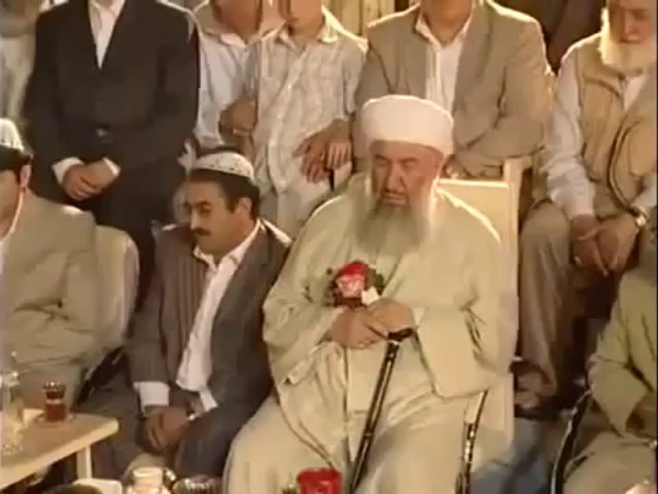 Serdar Tuncer, menzil'de gavs dedikleri sahte ilaha şiir okuyor, önünde eğiliyor!!