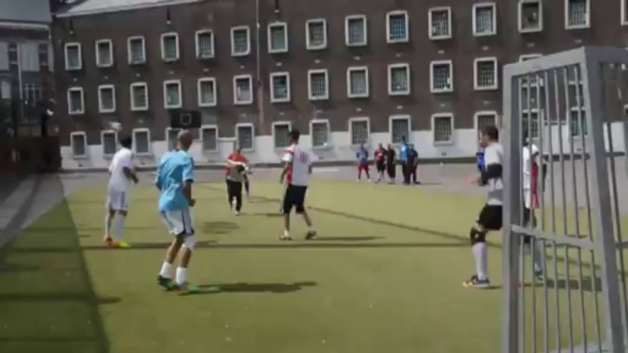Rencontre de football à la prison de Mons entre professionnels et détenus. Eric Ghislain