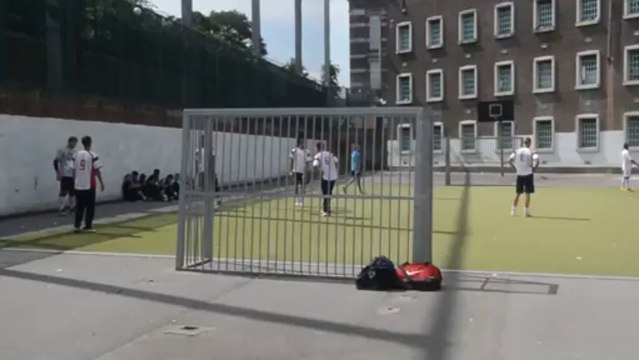 Rencontre de football à la prison de Mons entre professionnels et détenus. Eric Ghislain
