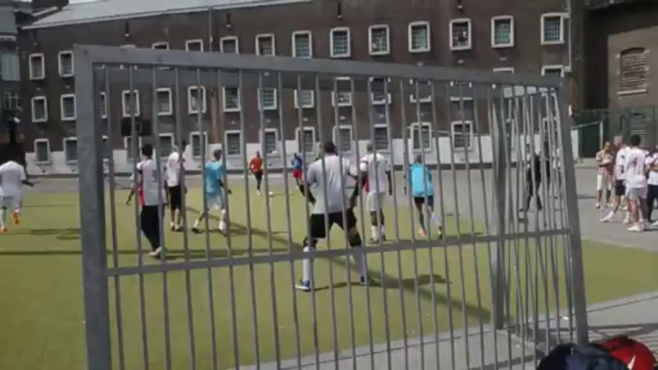Rencontre de football à la prison de Mons entre professionnels et détenus. Eric Ghislain