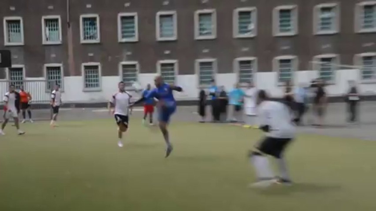 Rencontre de football à la prison de Mons entre professionnels et détenus. Eric Ghislain