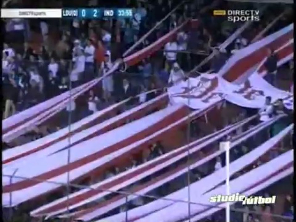 Policía se trepa a bajar hincha de LDU