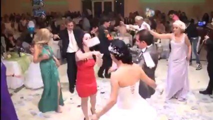 ΓΑΜΟΣ  ΣΤΙΣ ΣΕΡΡΕΣ  -   Ρέει άφθονο το χρήμα,...