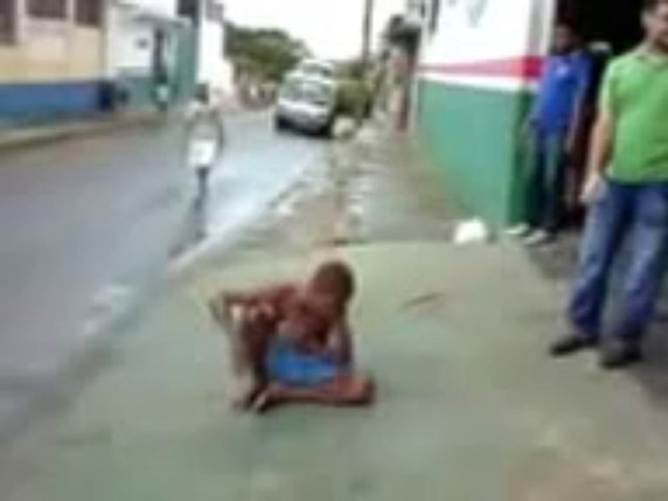 Ladrão apanhando de Facão na Rua (1)