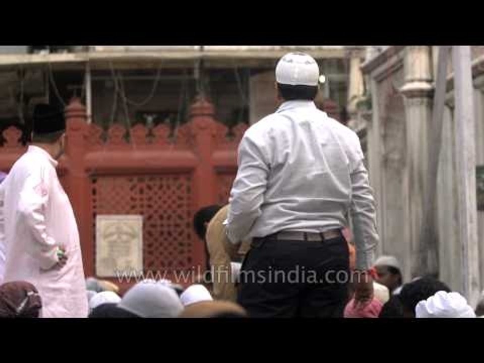 Arrangements for Iftar at Nizamuddin Dargah