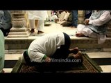 Muslims performing Salah at Nizamuddin dargah