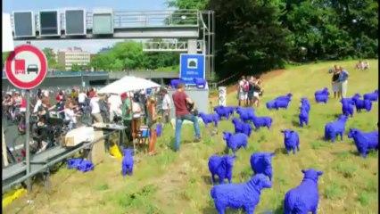 A40-Still-Leben Ruhr.2010 mit 3 Millionen Zuschauern/Schauspielern auf einer langen Bühne namens A40 - Autobahn a. D.