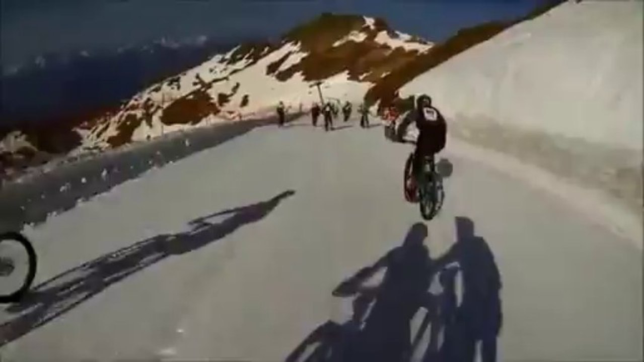 Descente pente neigeuse en VTT