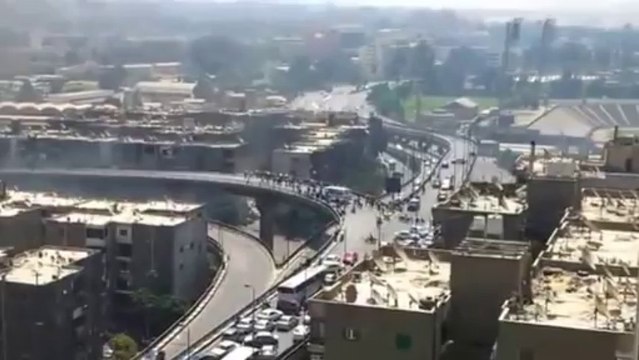 Chute d'un pont d'un véhicule blindé de la police Egyptienne!! Pont du 6 Octobre.
