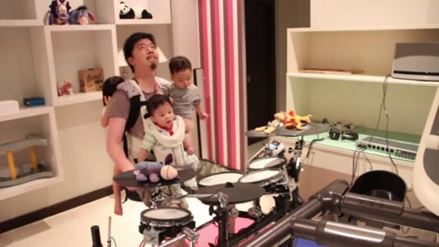 Papa fait de la batterie avec ses 3 enfants