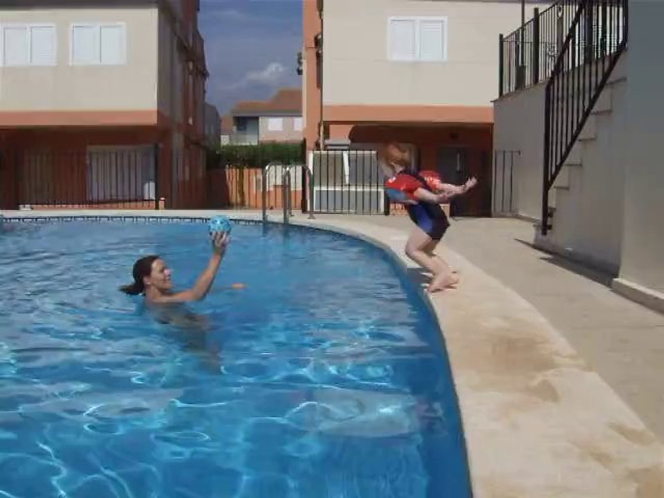 Alex se jette à l'eau