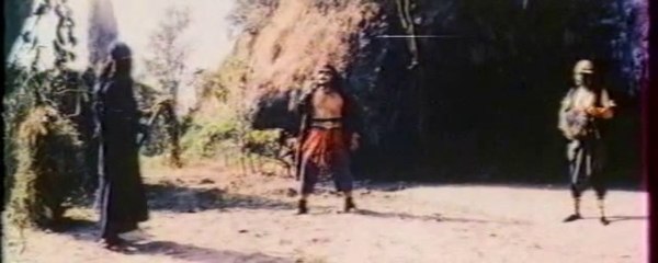 Le Justicier contre la Reine des crocodiles - Affrontement devant la grotte.