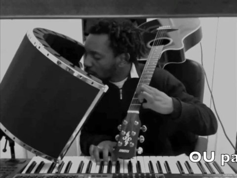 Chanter, faire du beatbox et jouer piano et guitare du même coup... CHAPEAU!!