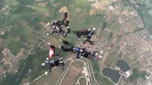 PARACHUTISME-PARACHUTISME-CHAMPIONNATS EUROPE-COUPE MONDE BOSNIE 2013 : VR8 Equipe 2 Saut 2 ©FAI