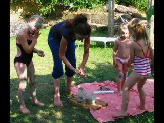 2013 07 enfants à la maison en paille que les photos