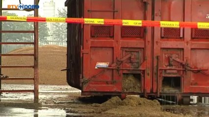 Brandweer heeft handen vol aan vuur in graanloods - RTV Noord