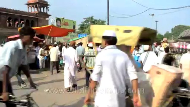 Clogged streets in Old Delhi: Iftaar time at Jama Masjid