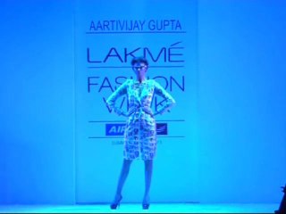 uncut:rohit roy walks on ramp at lfw day