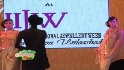 Sensuous Models Heat Up The Ramp