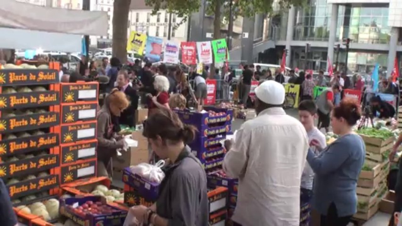 Paris (France) Le PCF apporte des fruits et légumes à Matignon pour interpeller Jean Marc Ayrault  ©LTL News