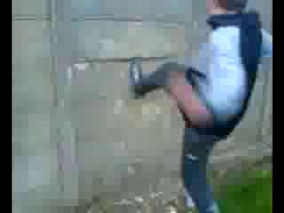 Idiot versucht wand einzutreten