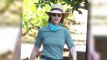 Helen Hunt se couvre de crème solaire pour une balade en famille